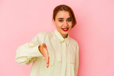 Genç Arap melez kadın selamlaşmak için kameraya elini uzatıyor..