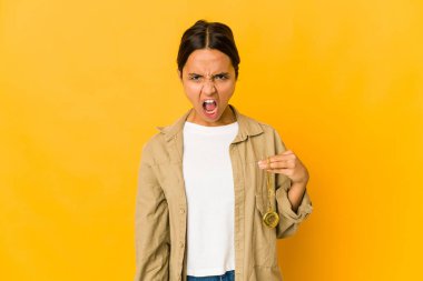 Elinde cep saati olan genç İspanyol kadın çok sinirli ve agresif bağırıyor..