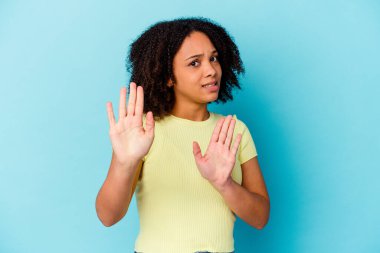 Genç Afro-Amerikan melez kadın, tiksinti belirtisi gösteren birini reddederek kendini soyutladı..