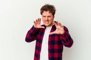 Beyaz arka planda izole edilmiş genç beyaz adam gergin elleriyle çığlık atıyor..