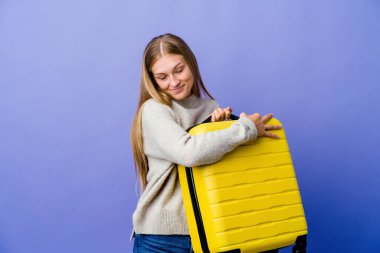 Genç Rus kadın seyahat etmek için bavul tutuyor, sarılmak için, kaygısızca gülümsüyor ve mutlu..