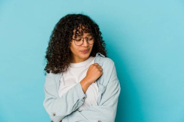 Genç Afrikalı Amerikalı afro kadın yalnız, kafası karışık, şüpheli ve kendinden emin değil..