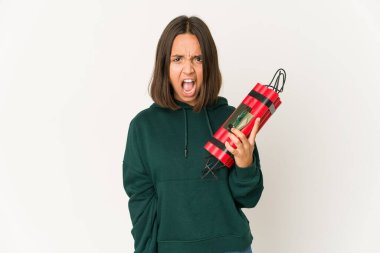 Genç İspanyol kadın elinde dinamit tutarak bağırıyor. Çok sinirli ve agresif..