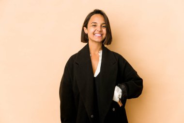 Genç İspanyol kadın kendini izole edip ellerini kalçasında tutuyor..