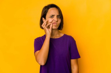 Sarıda izole edilmiş genç İspanyol kadın parmakları dudaklarında bir sır saklıyor..