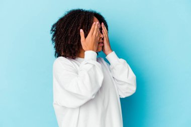 Genç Afro-Amerikan melez kadın kendini soyutlamış baş parmağını aşağı gösteriyor, hayal kırıklığı konsepti.