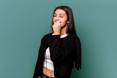 Mavi arka planda izole edilmiş genç Hintli kadın rahatlamış fotokopi odasına bakan bir şey düşünüyor..