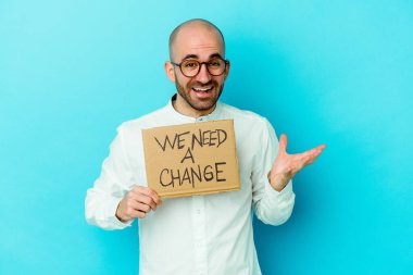 Mor arka planda izole edilmiş yeni bir afişe ihtiyacımız var. Hoş bir sürprizle karşılaşıyoruz, heyecanlı ve el kaldırıyoruz..