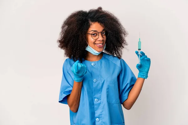 年轻的非洲裔美国卷曲医生女人拿着注射器 用手指指着你 好像邀请你走近些 — 图库照片