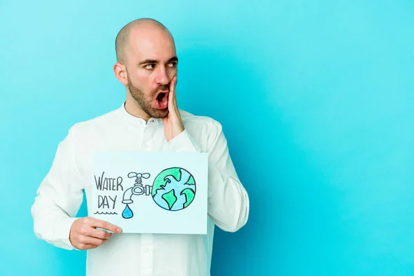 Jonge Blanke Kale Man Viert Wereldwaterdag Geïsoleerd Blauwe Achtergrond Zegt — Stockfoto