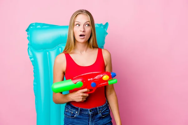 Jeune Femme Russe Jouant Avec Pistolet Eau Avec Matelas Pneumatique — Photo