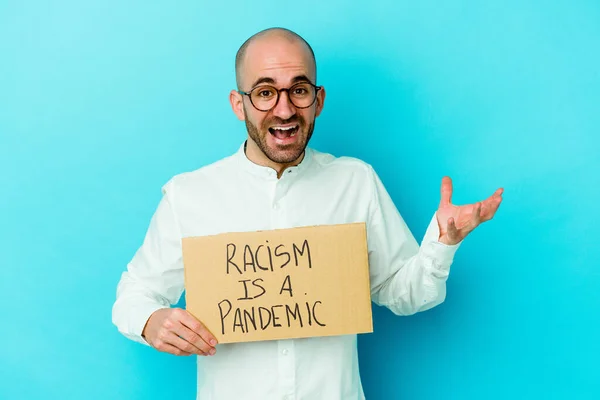 Jovem Homem Careca Caucasiano Segurando Racismo Uma Pandemia Isolada Fundo — Fotografia de Stock