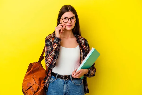 Jovem Estudante Mulher Isolada Fundo Amarelo Com Dedos Nos Lábios — Fotografia de Stock