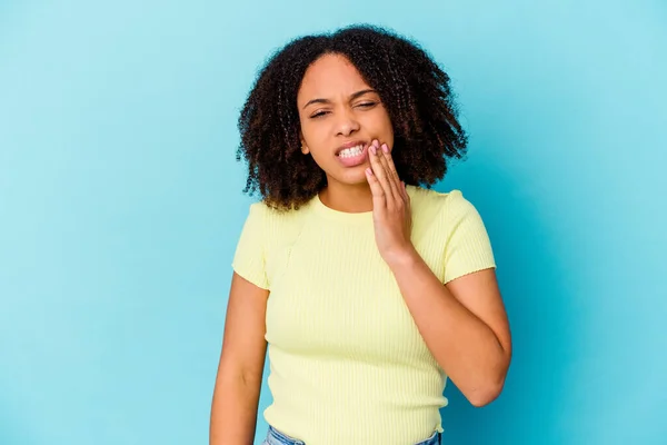 Giovane Afro Americana Mista Donna Isolata Con Forte Dolore Denti — Foto Stock