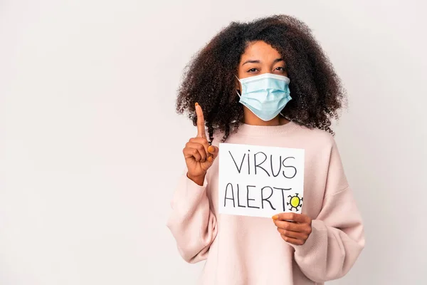 Ung Afrikansk Amerikansk Krøllet Kvinde Med Virus Alarm Plakat Viser - Stock-foto