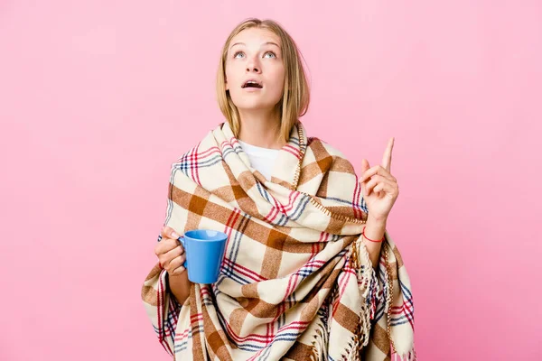 Ung Rysk Kvinna Insvept Filt Dricka Kaffe Pekar Upp Och — Stockfoto