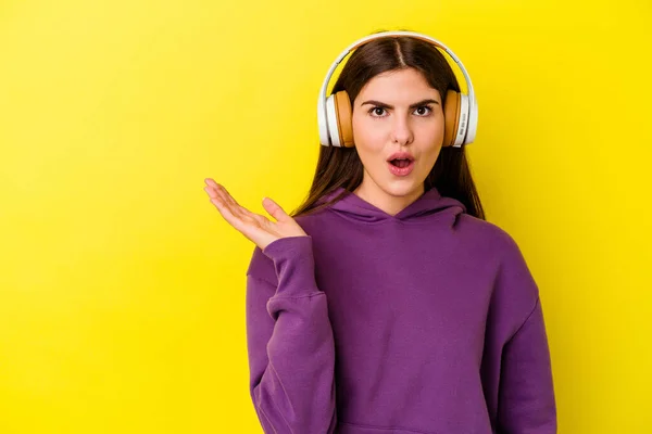 Jonge Blanke Vrouw Luisteren Naar Muziek Met Koptelefoon Geïsoleerd Roze — Stockfoto