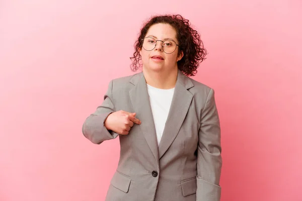 Zakelijke Vrouw Met Syndroom Geïsoleerd Roze Achtergrond Persoon Wijzend Met — Stockfoto