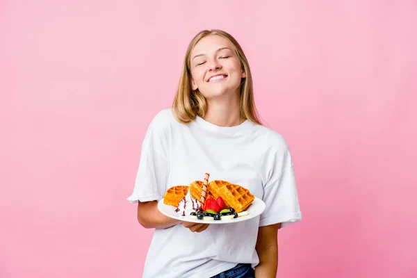 Genç Rus Kadın Waffle Yiyor Yalnız Gülüyor Gözlerini Kapıyor Rahat — Stok fotoğraf