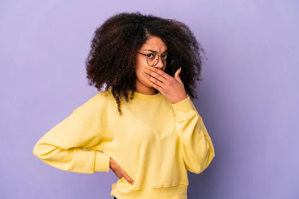 Junge Afrikanisch Amerikanische Lockige Frau Isoliert Auf Lila Hintergrund Bedeckt — Stockfoto