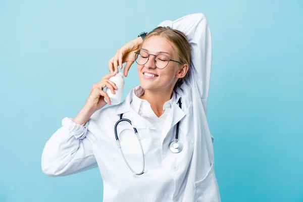 Ung Rysk Läkare Kvinna Håller Piller Flaska Blå Stretching Armar — Stockfoto