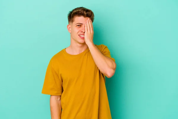 Joven Hombre Caucásico Aislado Sobre Fondo Azul Divertirse Cubriendo Mitad — Foto de Stock