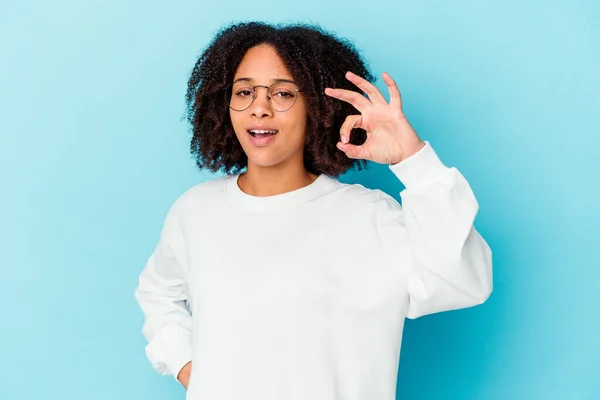 Joven Afroamericana Mestiza Aislada Mostrando Pulgar Hacia Abajo Expresando Aversión — Foto de Stock