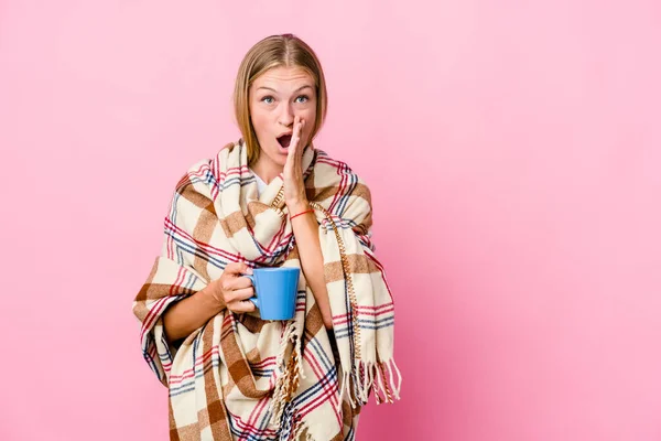 Battaniyeye Sarılmış Kahve Içen Genç Bir Rus Kadın Gizli Bir — Stok fotoğraf