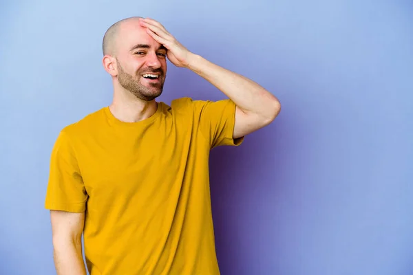 Jovem Homem Careca Caucasiano Isolado Fundo Roxo Rindo Feliz Despreocupado — Fotografia de Stock