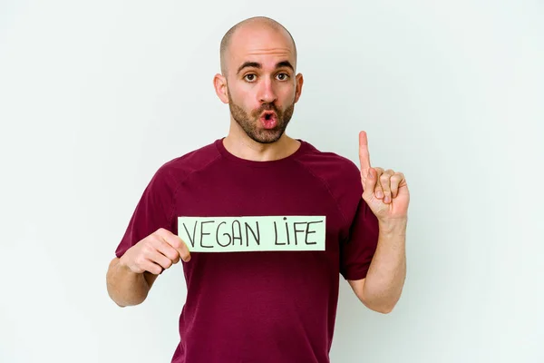 Jovem Homem Careca Caucasiano Segurando Cartaz Vegan Vida Isolada Fundo — Fotografia de Stock