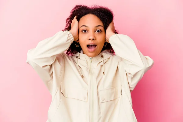 Genç Afro Amerikan Melez Kadın Kendini Soyutlamış Bağırıyor Çok Heyecanlı — Stok fotoğraf