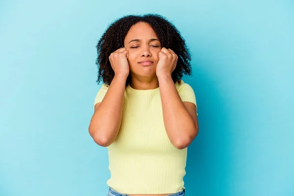 Junge Afrikanisch Amerikanische Mischlingshündin Isoliert Weinend Unglücklich Über Etwas Agonie — Stockfoto