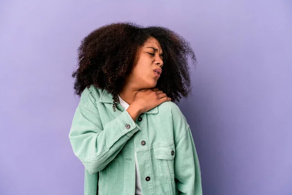 Joven Africana Americana Rizada Mujer Aislado Púrpura Fondo Tener Hombro —  Fotos de Stock