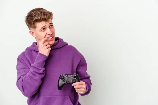 Joven Hombre Caucásico Sosteniendo Mando Aislado Sobre Fondo Blanco Relajado — Foto de Stock