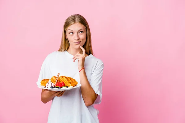 Genç Rus Kadın Waffle Yiyor Kafasında Bir Plan Kuruyor — Stok fotoğraf