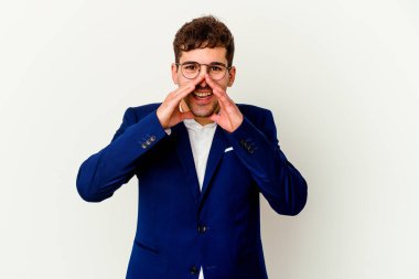 Beyaz arka planda izole edilmiş beyaz iş adamı dedikodu yapıyor, bir şeyleri haber veriyor..