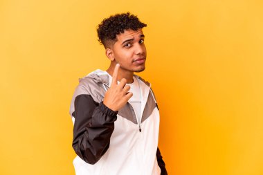 Genç Afro-Amerikalı kıvırcık adam mor üzerine izole edilmiş seni işaret ederek sanki davet ediyormuş gibi yaklaş.