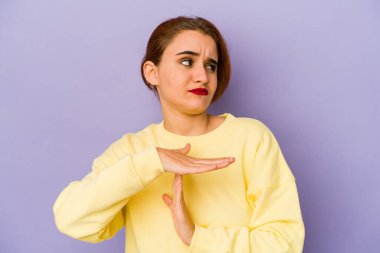 Genç Arap melez kadın mola veriyor..