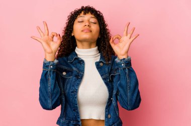 Genç Afrikalı Afro-Amerikan kadın yoğun çalışma gününden sonra kendini izole edip yoga yapıyor..