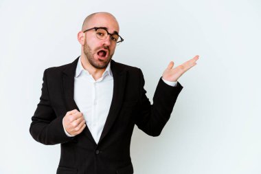 Mavi arka planda izole edilmiş beyaz saçlı genç bir adam bir avuç içinde fotokopi alanı tutuyor, el üstünde tutuyor. Şaşırmış ve mutlu..