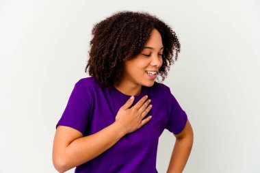 Genç Afro-Amerikan melez kadın kahkahalarla gülüyor ellerini kalbe atıyor, mutluluk kavramını koruyor..