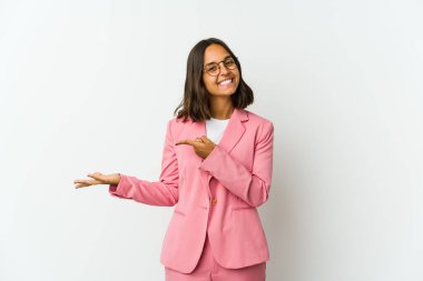 Beyaz arka planda izole edilmiş genç Latin iş kadını