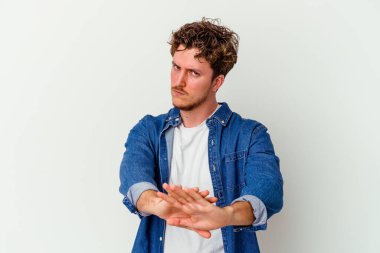 Beyaz arka planda izole genç beyaz adam inkar jesti yapıyor.