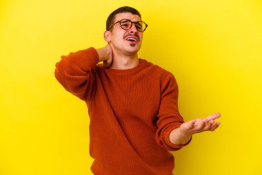 Sarı arka planda izole edilmiş beyaz bir adam öfkeyle bağırıyor..