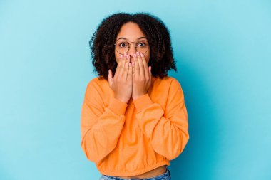 Genç Afro-Amerikan melez kadın elleri ile ağzını kapatarak şok geçirdi..