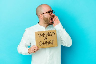 Kafkasyalı genç kel bir adam elinde mor arka planda izole edilmiş ve avuç içini açık tutan bir tabelaya ihtiyacımız var..