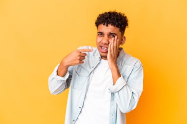 Genç Afrikalı kıvırcık saçlı, mor dişli, dişleri ağrıyan, azı dişi ağrıyan adam..