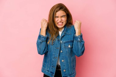 Genç, sıska, beyaz bir genç kız gergin elleriyle çığlık atıyor..