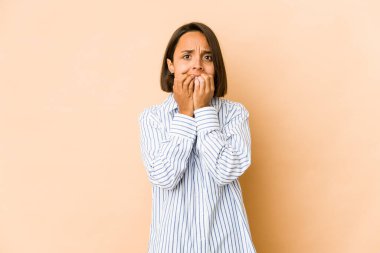 Genç İspanyol kadın tırnak yiyor, gergin ve endişeli..