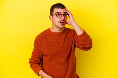 Sarı arka planda izole genç beyaz adam şok oldu, o önemli bir toplantı hatırladı.